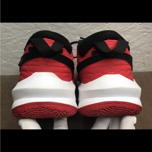 Nike Team Hustle DX-SU21 Youth Sneakers Red Black Mesh Size 7Y Athletic Shoes